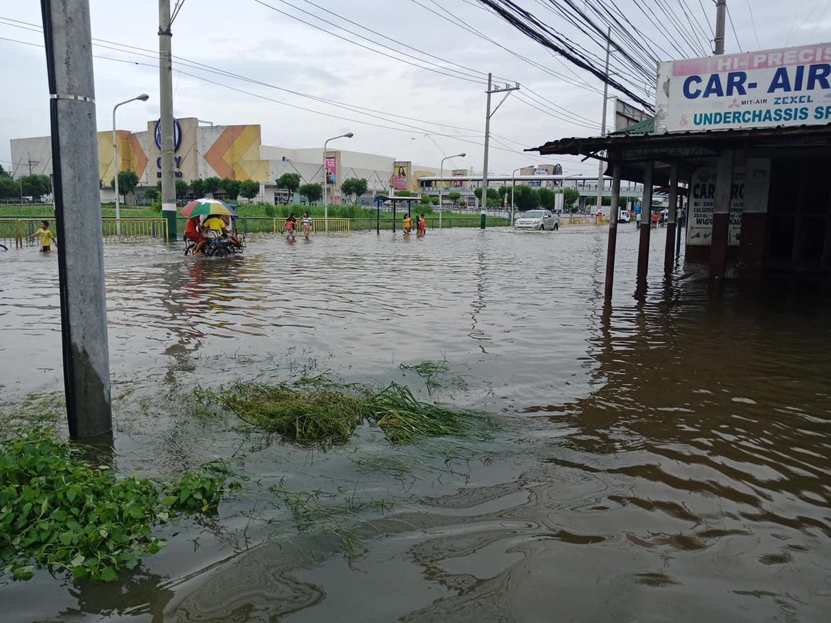 Flood along MacArthur Highway in Marilao, Bulacan as of 1:50 p.m. Road not passable to light vehicles IndayPH   ? Marilao MDRRMO   