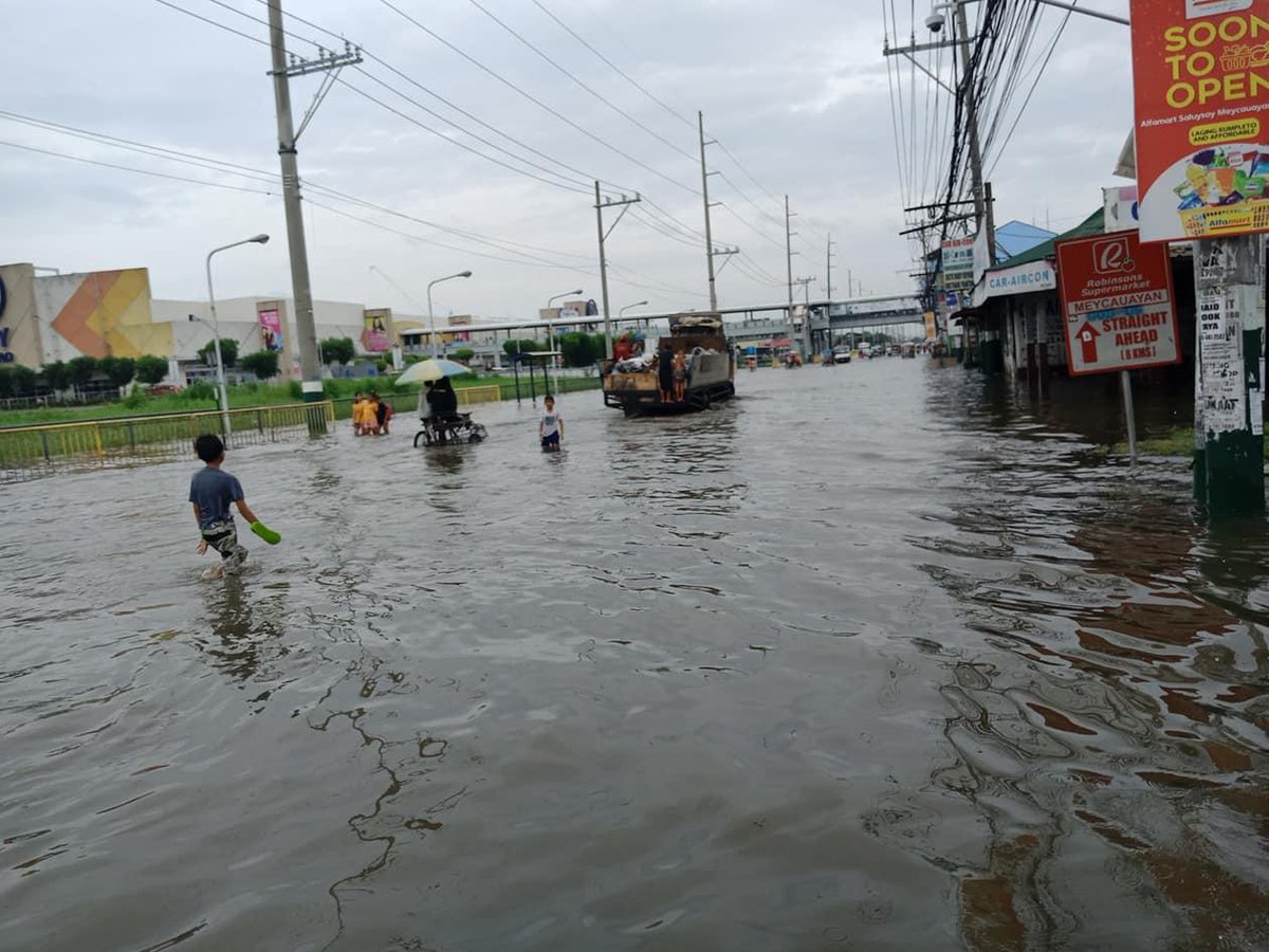 Flood along MacArthur Highway in Marilao, Bulacan as of 1:50 p.m. Road not passable to light vehicles IndayPH   ? Marilao MDRRMO   