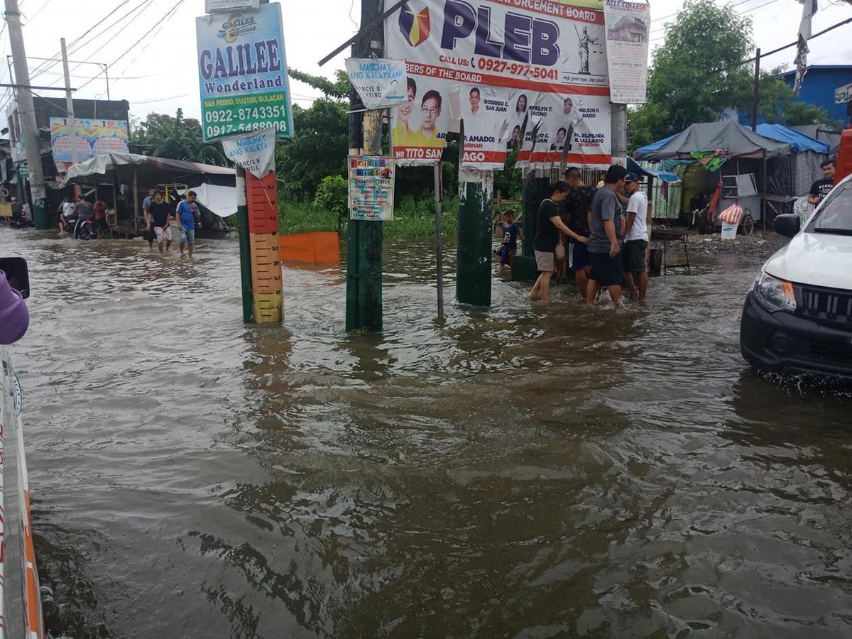 Flood along MacArthur Highway in Marilao, Bulacan as of 1:50 p.m. Road not passable to light vehicles IndayPH   ? Marilao MDRRMO   