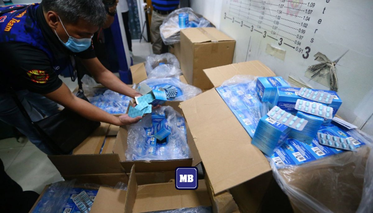 Operatives of Manila Police District Special Mayors Reaction Team (SMART) confiscated 18,000 boxes of fake anti-flu drug worth P1.1 million pesos in a raid of a pharmaceutical drug store in Bambang, Sta. Cruz Manila.  (MB photo by Ali Vicoy)