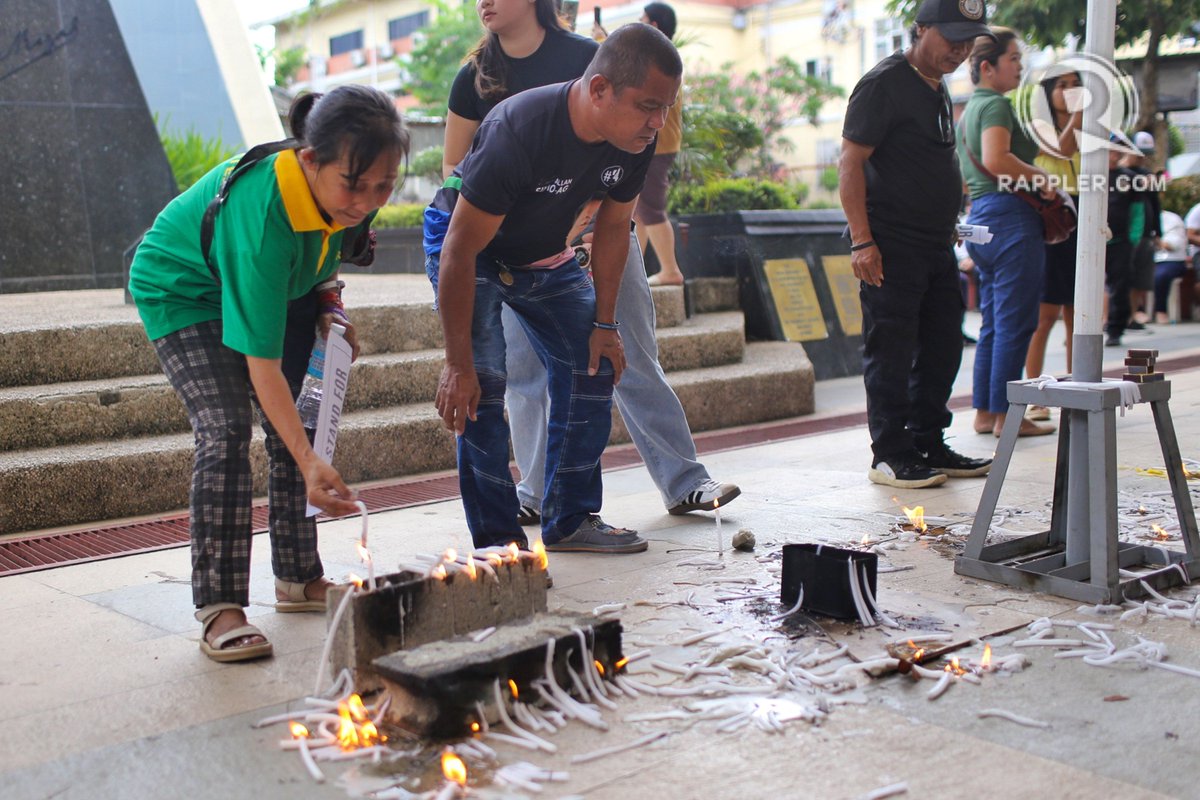 Anhänger von Rodrigo Duterte protestieren am Dienstag, 11. März, in Davao City gegen die Festnahme des ehemaligen Präsidenten. Der Internationale Strafgerichtshof hatte einen Haftbefehl gegen Duterte erlassen, der bei den Wahlen 2025 für das Amt des Bürgermeisters von Davao City kandidiert.